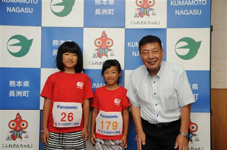 （左から）凜さんと夏生さんが中逸町長に結果を報告しました
