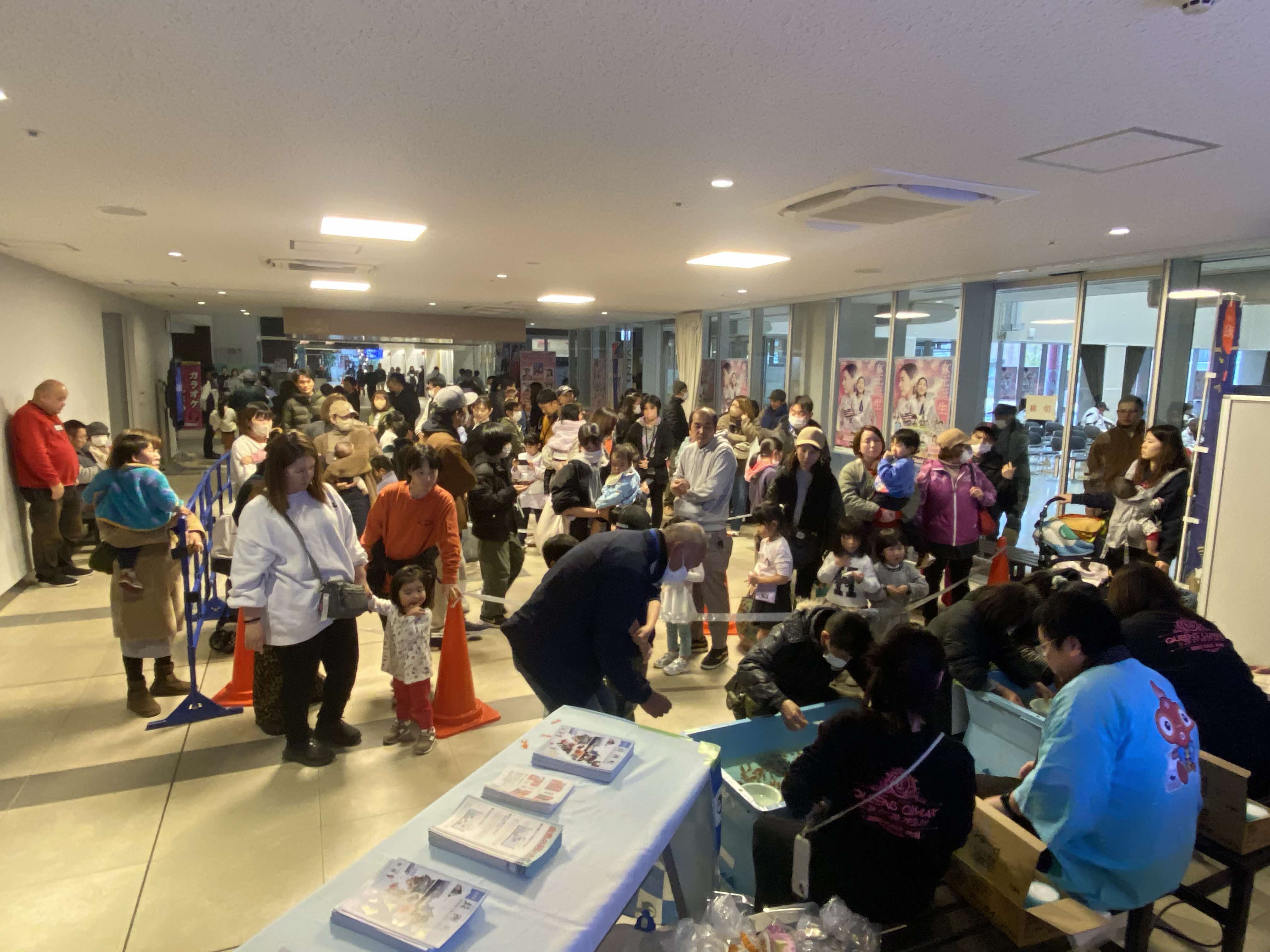 金魚すくいの様子