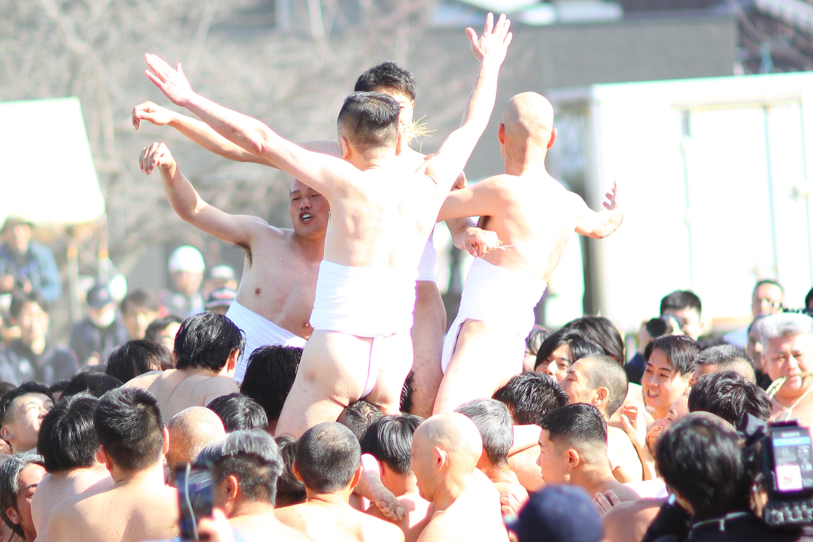 的を奪い合う出場者たち